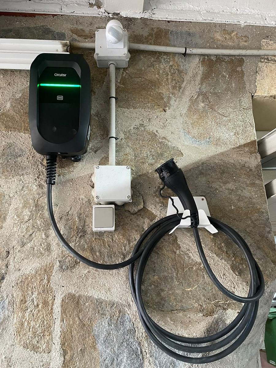 Cargador para vehículo eléctrico instalado en pared