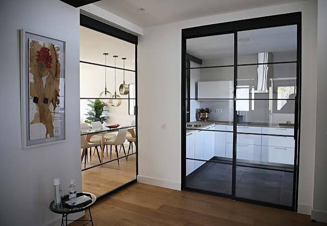 Salón y cocina de un chalet en Los Ángeles de San Rafael