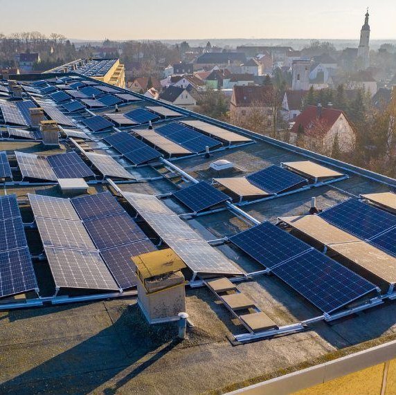 Placas solares en la cubierta de un edificio