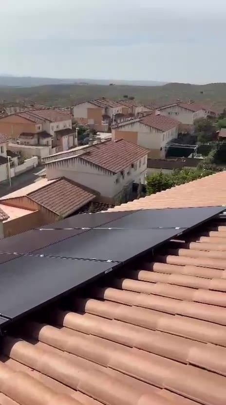 Placas sobre teja en vivienda